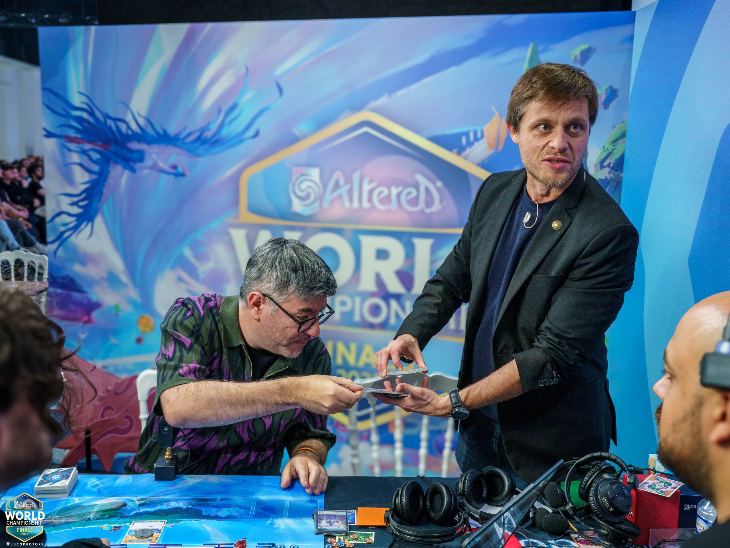 Régis Bonnessée - Créateur d'Altered, avec Le Joker Dandy magicien qui lui fait un tour de magie personnalisé