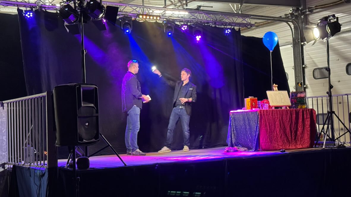 un magicien sur scène dans un spectacle tout public