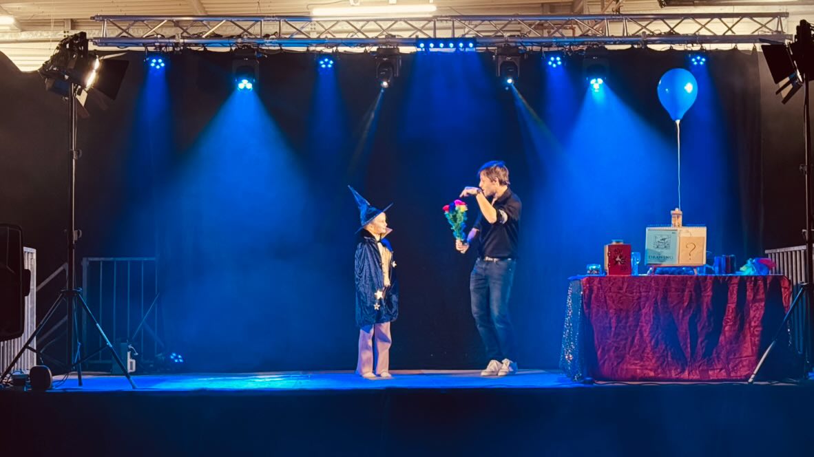 magicien sur scène magie tout public enfants et adultes